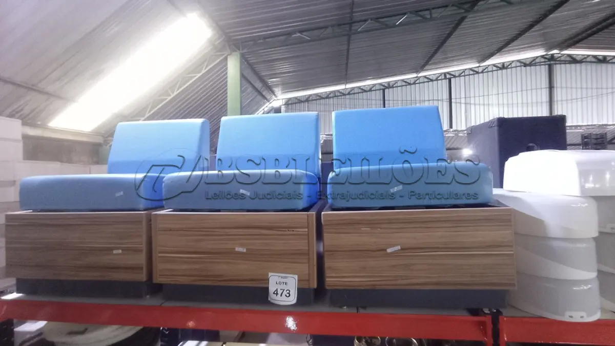 LOTE 473 - 03 POLTRONAS COM BASE DE MADEIRA, ESTRUTURA DE FERRO E ASSENTO ALMOFADADO NA COR AZUL. (NO ESTADO) ATENÇÃO! FAZER A VISITAÇÃO ANTES DE ARREMATAR, NÃO SABEMOS SE FUNCIONA, LEILÃO NÃO TEM GARANTIA E NEM DEVOLUÇÃO, SUJEITO A POSSÍVEIS AVARIAS VISÍVEIS/OCULTAS E/OU AUSÊNCIA DE COMPONENTES.