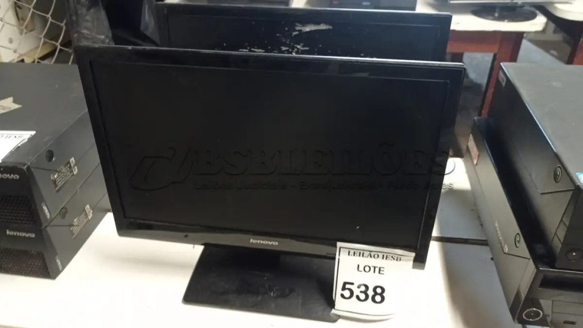 LOTE 538 - 02 MONITORES LENOVO. (NO ESTADO) ATENÇÃO! FAZER A VISITAÇÃO ANTES DE ARREMATAR, NÃO SABEMOS SE FUNCIONA, LEILÃO NÃO TEM GARANTIA E NEM DEVOLUÇÃO, SUJEITO A POSSÍVEIS AVARIAS VISÍVEIS/OCULTAS E/OU AUSÊNCIA DE COMPONENTES.