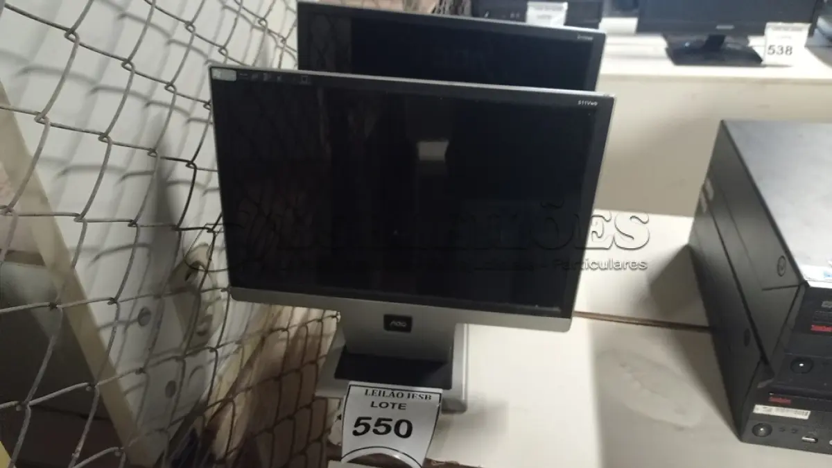 LOTE 550 - 02 MONITORES AOC. (NO ESTADO) ATENÇÃO! FAZER A VISITAÇÃO ANTES DE ARREMATAR, NÃO SABEMOS SE FUNCIONA, LEILÃO NÃO TEM GARANTIA E NEM DEVOLUÇÃO, SUJEITO A POSSÍVEIS AVARIAS VISÍVEIS/OCULTAS E/OU AUSÊNCIA DE COMPONENTES.