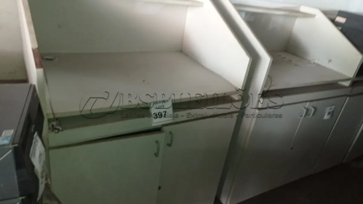 LOTE 393 - 02 BALCÕES EM MADEIRA PARA SALA DE AULA. (NO ESTADO) ATENÇÃO! FAZER A VISITAÇÃO ANTES DE ARREMATAR, NÃO SABEMOS SE FUNCIONA, LEILÃO NÃO TEM GARANTIA E NEM DEVOLUÇÃO, SUJEITO A POSSÍVEIS AVARIAS VISÍVEIS/OCULTAS E/OU AUSÊNCIA DE COMPONENTES.