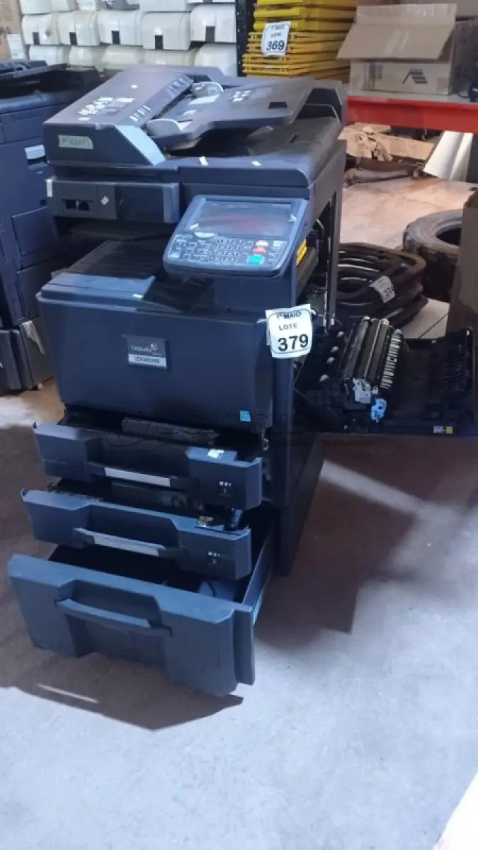 LOTE 379 - 01 COPIADORA TASKALFA 2551CI 110V MARCA KYOCERA. (NO ESTADO) ATENÇÃO! FAZER A VISITAÇÃO ANTES DE ARREMATAR, NÃO SABEMOS SE FUNCIONA, LEILÃO NÃO TEM GARANTIA E NEM DEVOLUÇÃO, SUJEITO A POSSÍVEIS AVARIAS VISÍVEIS/OCULTAS E/OU AUSÊNCIA DE COMPONENTES.