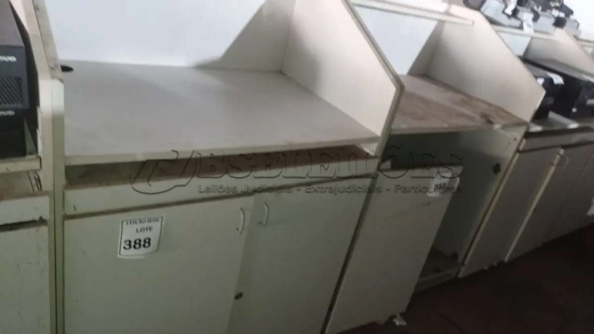 LOTE 388 - 02 BALCÕES EM MADEIRA PARA SALA DE AULA. (NO ESTADO) ATENÇÃO! FAZER A VISITAÇÃO ANTES DE ARREMATAR, NÃO SABEMOS SE FUNCIONA, LEILÃO NÃO TEM GARANTIA E NEM DEVOLUÇÃO, SUJEITO A POSSÍVEIS AVARIAS VISÍVEIS/OCULTAS E/OU AUSÊNCIA DE COMPONENTES.