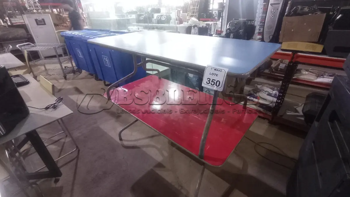 LOTE 350 - 02 MESAS ESCOLARES. (NO ESTADO) ATENÇÃO! FAZER A VISITAÇÃO ANTES DE ARREMATAR, NÃO SABEMOS SE FUNCIONA, LEILÃO NÃO TEM GARANTIA E NEM DEVOLUÇÃO, SUJEITO A POSSÍVEIS AVARIAS VISÍVEIS/OCULTAS E/OU AUSÊNCIA DE COMPONENTES.
