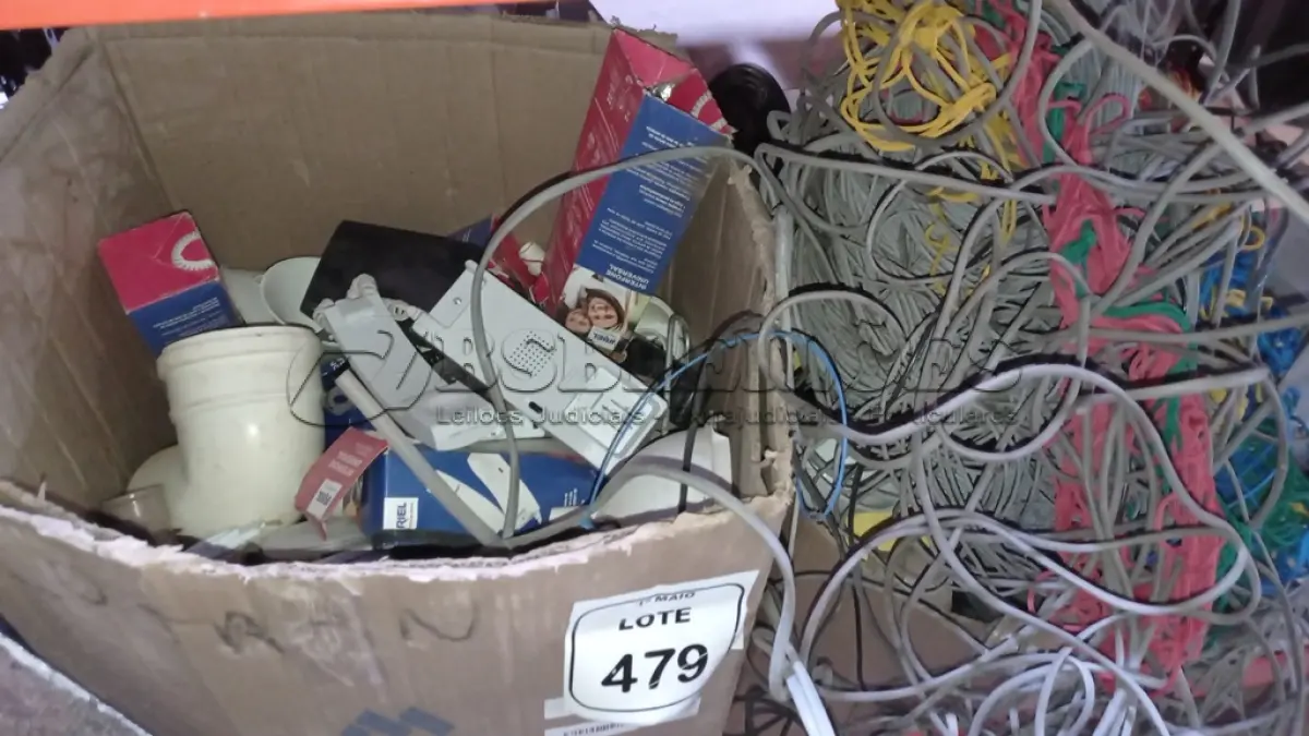 LOTE 479 - 01 MÁQUINA DE ALTA PRESSÃO (INCOMPLETA), 01 MONITOR E 01 CAIXA COM GRANDE QUANTIDADE DE CABOS, MATÉRIAS ELETROS E HIDRÁULICOS DIVERSOS. (NO ESTADO) ATENÇÃO! FAZER A VISITAÇÃO ANTES DE ARREMATAR, NÃO SABEMOS SE FUNCIONA, LEILÃO NÃO TEM GARANTIA E NEM DEVOLUÇÃO, SUJEITO A POSSÍVEIS AVARIAS VISÍVEIS/OCULTAS E/OU AUSÊNCIA DE COMPONENTES.