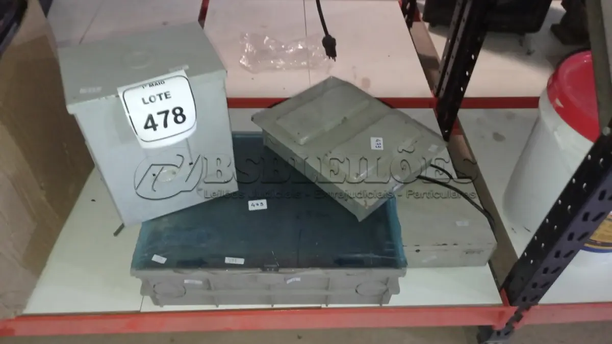 LOTE 478 - 01 CAIXA DE HIDRÔMETRO, 01 ESTABILIZADOR E 02 QUADROS ELÉTRICOS DE DIFERENTES MODELOS. (NO ESTADO) ATENÇÃO! FAZER A VISITAÇÃO ANTES DE ARREMATAR, NÃO SABEMOS SE FUNCIONA, LEILÃO NÃO TEM GARANTIA E NEM DEVOLUÇÃO, SUJEITO A POSSÍVEIS AVARIAS VISÍVEIS/OCULTAS E/OU AUSÊNCIA DE COMPONENTES.