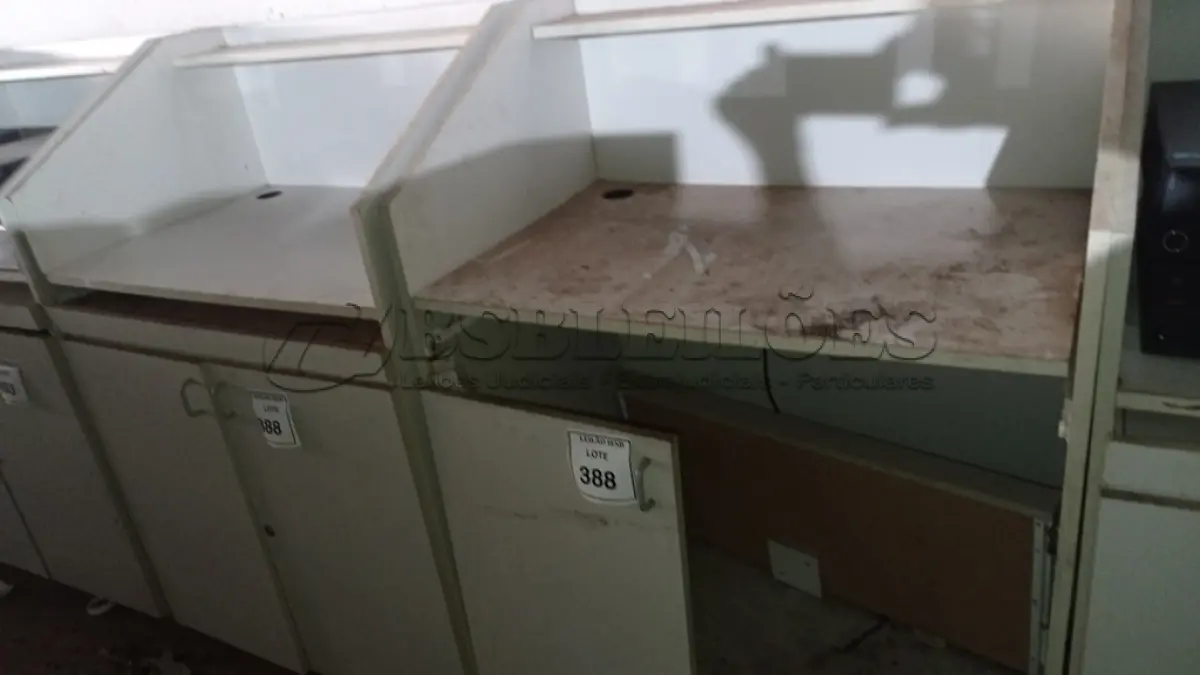 LOTE 388 - 02 BALCÕES EM MADEIRA PARA SALA DE AULA. (NO ESTADO) ATENÇÃO! FAZER A VISITAÇÃO ANTES DE ARREMATAR, NÃO SABEMOS SE FUNCIONA, LEILÃO NÃO TEM GARANTIA E NEM DEVOLUÇÃO, SUJEITO A POSSÍVEIS AVARIAS VISÍVEIS/OCULTAS E/OU AUSÊNCIA DE COMPONENTES.