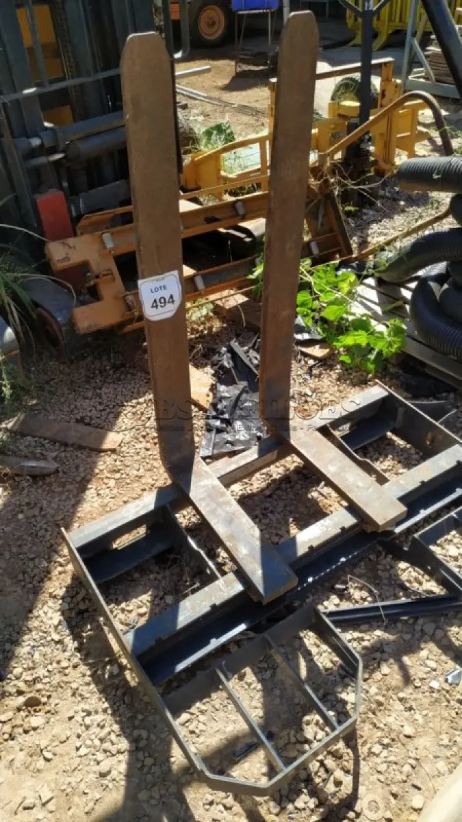 LOTE 494 - 01 GARFO PALLET ORIGINAL BOBCAT PARA MINICARREGADEIRA. NO ESTADO) ATENÇÃO! FAZER A VISITAÇÃO ANTES DE ARREMATAR, NÃO SABEMOS SE FUNCIONA, LEILÃO NÃO TEM GARANTIA E NEM DEVOLUÇÃO, SUJEITO A POSSÍVEIS AVARIAS VISÍVEIS/OCULTAS E/OU AUSÊNCIA DE COMPONENTES.