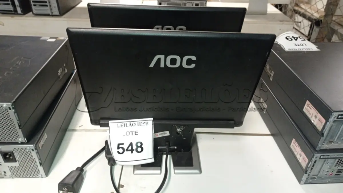 LOTE 548 - 02 MONITORES AOC. (NO ESTADO) ATENÇÃO! FAZER A VISITAÇÃO ANTES DE ARREMATAR, NÃO SABEMOS SE FUNCIONA, LEILÃO NÃO TEM GARANTIA E NEM DEVOLUÇÃO, SUJEITO A POSSÍVEIS AVARIAS VISÍVEIS/OCULTAS E/OU AUSÊNCIA DE COMPONENTES.