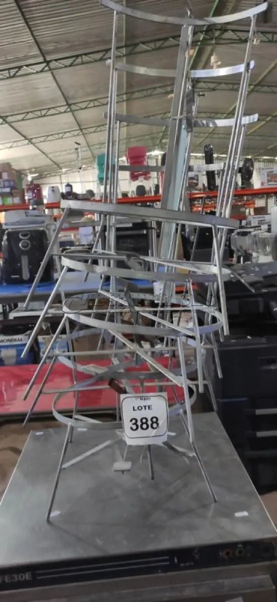 LOTE 388 - 04 BASES DE FERRO PARA LIXEIRA COM PEDAL. (NO ESTADO) ATENÇÃO! FAZER A VISITAÇÃO ANTES DE ARREMATAR, NÃO SABEMOS SE FUNCIONA, LEILÃO NÃO TEM GARANTIA E NEM DEVOLUÇÃO, SUJEITO A POSSÍVEIS AVARIAS VISÍVEIS/OCULTAS E/OU AUSÊNCIA DE COMPONENTES.