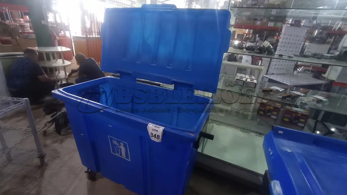 LOTE 348 - 01 LIXEIRA TIPO CONTÊINER NA COR AZUL. (NO ESTADO) ATENÇÃO! FAZER A VISITAÇÃO ANTES DE ARREMATAR, NÃO SABEMOS SE FUNCIONA, LEILÃO NÃO TEM GARANTIA E NEM DEVOLUÇÃO, SUJEITO A POSSÍVEIS AVARIAS VISÍVEIS/OCULTAS E/OU AUSÊNCIA DE COMPONENTES.