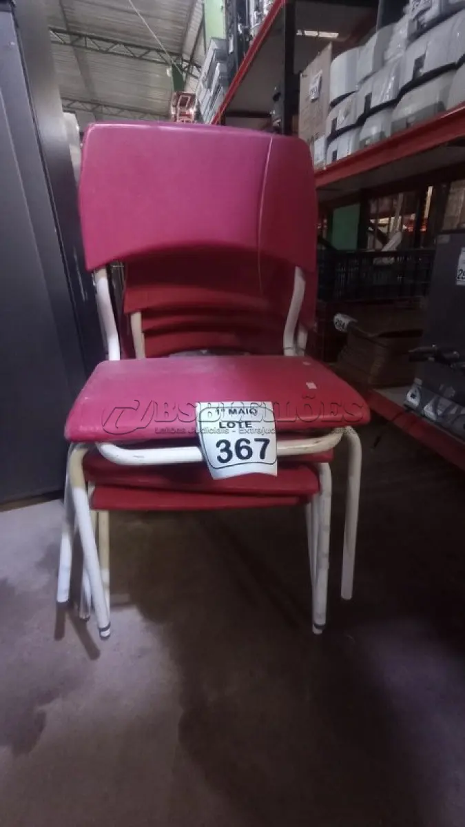 LOTE 367 - 04 CADEIRAS INFANTIS NA COR VERMELHA. (NO ESTADO) ATENÇÃO! FAZER A VISITAÇÃO ANTES DE ARREMATAR, NÃO SABEMOS SE FUNCIONA, LEILÃO NÃO TEM GARANTIA E NEM DEVOLUÇÃO, SUJEITO A POSSÍVEIS AVARIAS VISÍVEIS/OCULTAS E/OU AUSÊNCIA DE COMPONENTES.