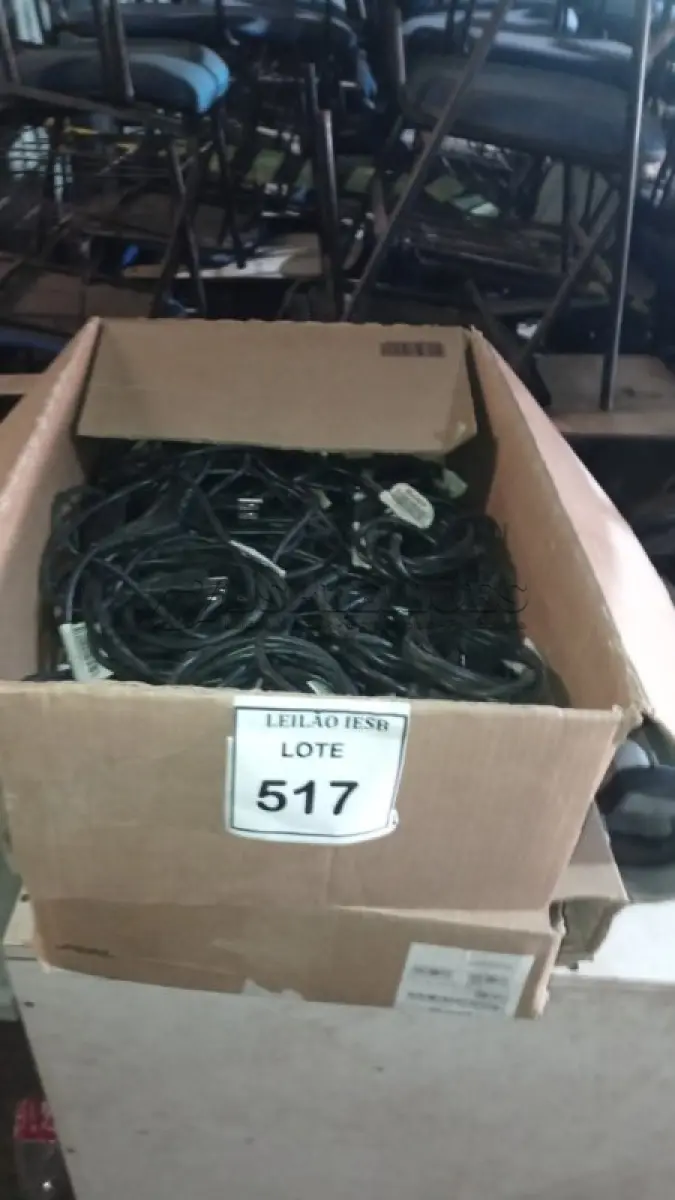 LOTE 517 - 02 CAIXAS COM CABOS DE FORÇA ANTIGO. (NO ESTADO) ATENÇÃO! FAZER A VISITAÇÃO ANTES DE ARREMATAR, NÃO SABEMOS SE FUNCIONA, LEILÃO NÃO TEM GARANTIA E NEM DEVOLUÇÃO, SUJEITO A POSSÍVEIS AVARIAS VISÍVEIS/OCULTAS E/OU AUSÊNCIA DE COMPONENTES.