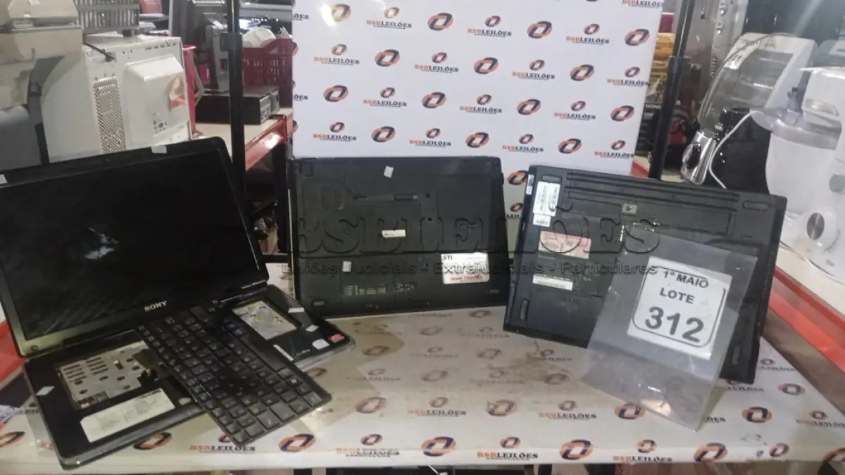 LOTE 312 - 03 NOTEBOOKS DE MARCAS E MODELOS DIVERSOS PARA RETIRADA DE PEÇAS. (NO ESTADO) ATENÇÃO! FAZER A VISITAÇÃO ANTES DE ARREMATAR, NÃO SABEMOS SE FUNCIONA, LEILÃO NÃO TEM GARANTIA E NEM DEVOLUÇÃO, SUJEITO A POSSÍVEIS AVARIAS VISÍVEIS/OCULTAS E/OU AUSÊNCIA DE COMPONENTES.