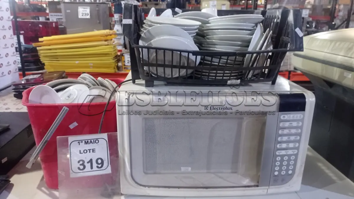 LOTE 319 - 01 MICRO-ONDAS 220 MARCA ELECTROLUX E 01 CAIXA COM GRANDE QUANTIDADE DE PIRES. (NO ESTADO) ATENÇÃO! FAZER A VISITAÇÃO ANTES DE ARREMATAR, NÃO SABEMOS SE FUNCIONA, LEILÃO NÃO TEM GARANTIA E NEM DEVOLUÇÃO, SUJEITO A POSSÍVEIS AVARIAS VISÍVEIS/OCULTAS E/OU AUSÊNCIA DE COMPONENTES.