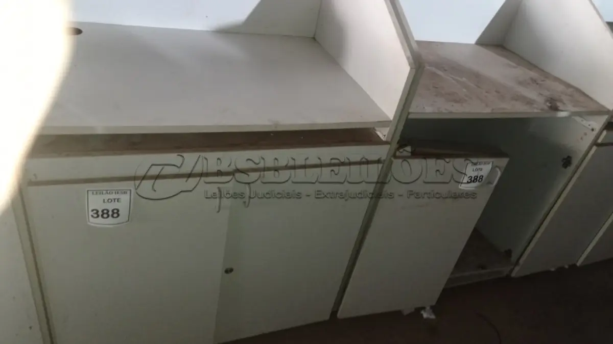 LOTE 388 - 02 BALCÕES EM MADEIRA PARA SALA DE AULA. (NO ESTADO) ATENÇÃO! FAZER A VISITAÇÃO ANTES DE ARREMATAR, NÃO SABEMOS SE FUNCIONA, LEILÃO NÃO TEM GARANTIA E NEM DEVOLUÇÃO, SUJEITO A POSSÍVEIS AVARIAS VISÍVEIS/OCULTAS E/OU AUSÊNCIA DE COMPONENTES.