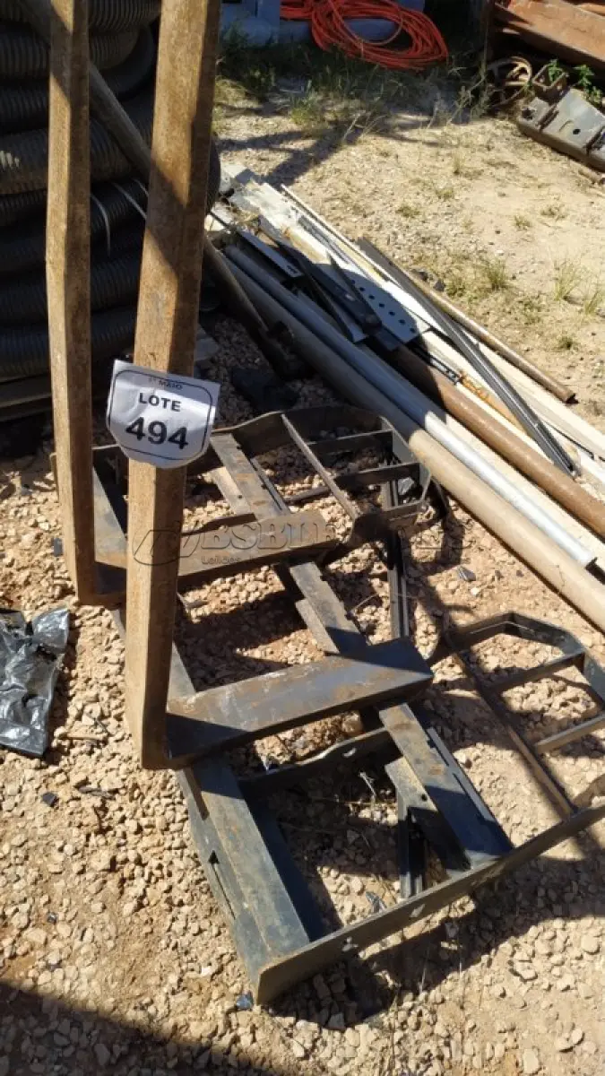 LOTE 494 - 01 GARFO PALLET ORIGINAL BOBCAT PARA MINICARREGADEIRA. NO ESTADO) ATENÇÃO! FAZER A VISITAÇÃO ANTES DE ARREMATAR, NÃO SABEMOS SE FUNCIONA, LEILÃO NÃO TEM GARANTIA E NEM DEVOLUÇÃO, SUJEITO A POSSÍVEIS AVARIAS VISÍVEIS/OCULTAS E/OU AUSÊNCIA DE COMPONENTES.