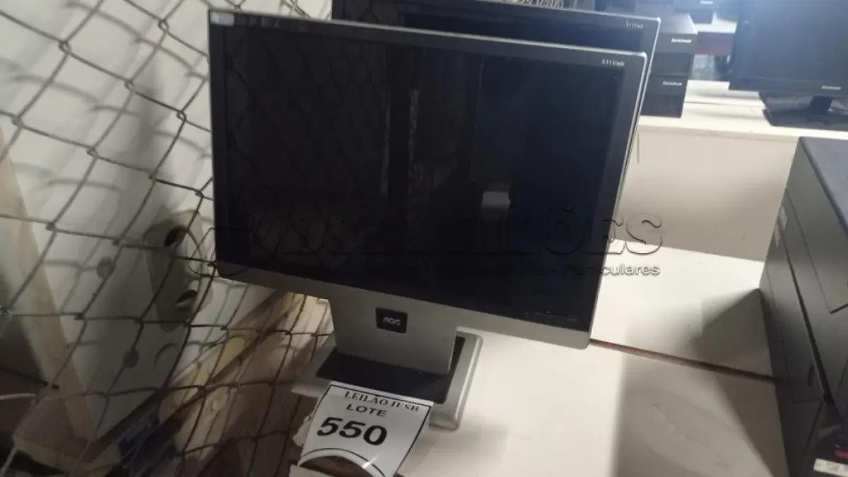 LOTE 550 - 02 MONITORES AOC. (NO ESTADO) ATENÇÃO! FAZER A VISITAÇÃO ANTES DE ARREMATAR, NÃO SABEMOS SE FUNCIONA, LEILÃO NÃO TEM GARANTIA E NEM DEVOLUÇÃO, SUJEITO A POSSÍVEIS AVARIAS VISÍVEIS/OCULTAS E/OU AUSÊNCIA DE COMPONENTES.