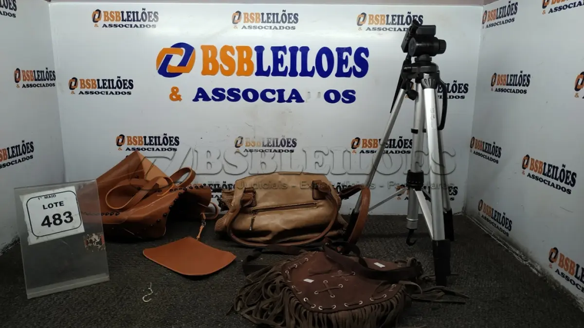 LOTE 483 - 01 TRIPÉ PARA CÂMERA E 03 BOLSA FEMININAS. (NO ESTADO) ATENÇÃO! FAZER A VISITAÇÃO ANTES DE ARREMATAR, NÃO SABEMOS SE FUNCIONA, LEILÃO NÃO TEM GARANTIA E NEM DEVOLUÇÃO, SUJEITO A POSSÍVEIS AVARIAS VISÍVEIS/OCULTAS E/OU AUSÊNCIA DE COMPONENTES.