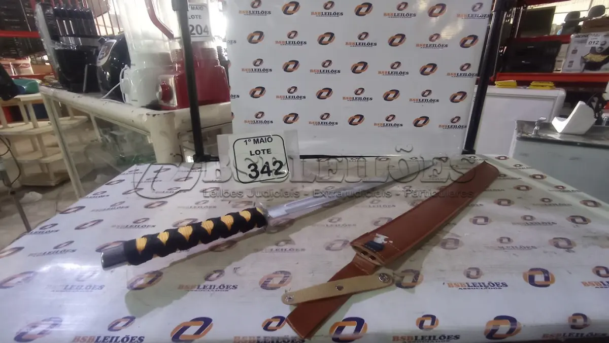LOTE 342 - 01 FACÃO TIPO KATANA COM LÂMINA DE 50CM. (NO ESTADO) ATENÇÃO! FAZER A VISITAÇÃO ANTES DE ARREMATAR, NÃO SABEMOS SE FUNCIONA, LEILÃO NÃO TEM GARANTIA E NEM DEVOLUÇÃO, SUJEITO A POSSÍVEIS AVARIAS VISÍVEIS/OCULTAS E/OU AUSÊNCIA DE COMPONENTES.