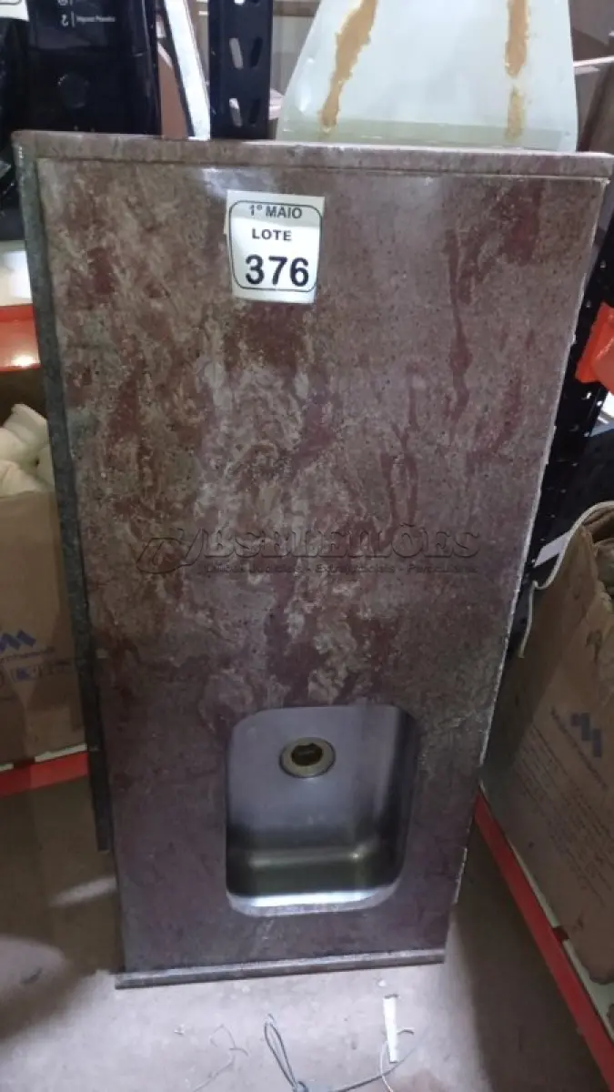 LOTE 376 - 01 PIA DE MÁRMORE DE 0,58X1,31COM CUBA EM INOX COM SIFÃO E 01 TABUA DE PASSAR ROUPAS. (NO ESTADO) ATENÇÃO! FAZER A VISITAÇÃO ANTES DE ARREMATAR, NÃO SABEMOS SE FUNCIONA, LEILÃO NÃO TEM GARANTIA E NEM DEVOLUÇÃO, SUJEITO A POSSÍVEIS AVARIAS VISÍVEIS/OCULTAS E/OU AUSÊNCIA DE COMPONENTES.