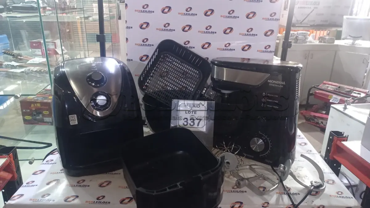 LOTE 337 - 01 AIR FRYER 220V MARCA MONDIAL E 01 BATEDEIRA PLANETÁRIA 220V MARCA MONDIAL. (NO ESTADO) ATENÇÃO! FAZER A VISITAÇÃO ANTES DE ARREMATAR, NÃO SABEMOS SE FUNCIONA, LEILÃO NÃO TEM GARANTIA E NEM DEVOLUÇÃO, SUJEITO A POSSÍVEIS AVARIAS VISÍVEIS/OCULTAS E/OU AUSÊNCIA DE COMPONENTES.