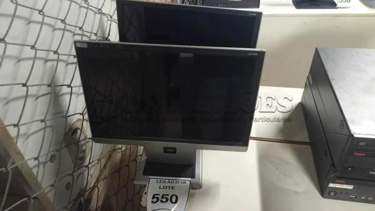 LOTE 550 - 02 MONITORES AOC. (NO ESTADO) ATENÇÃO! FAZER A VISITAÇÃO ANTES DE ARREMATAR, NÃO SABEMOS SE FUNCIONA, LEILÃO NÃO TEM GARANTIA E NEM DEVOLUÇÃO, SUJEITO A POSSÍVEIS AVARIAS VISÍVEIS/OCULTAS E/OU AUSÊNCIA DE COMPONENTES.