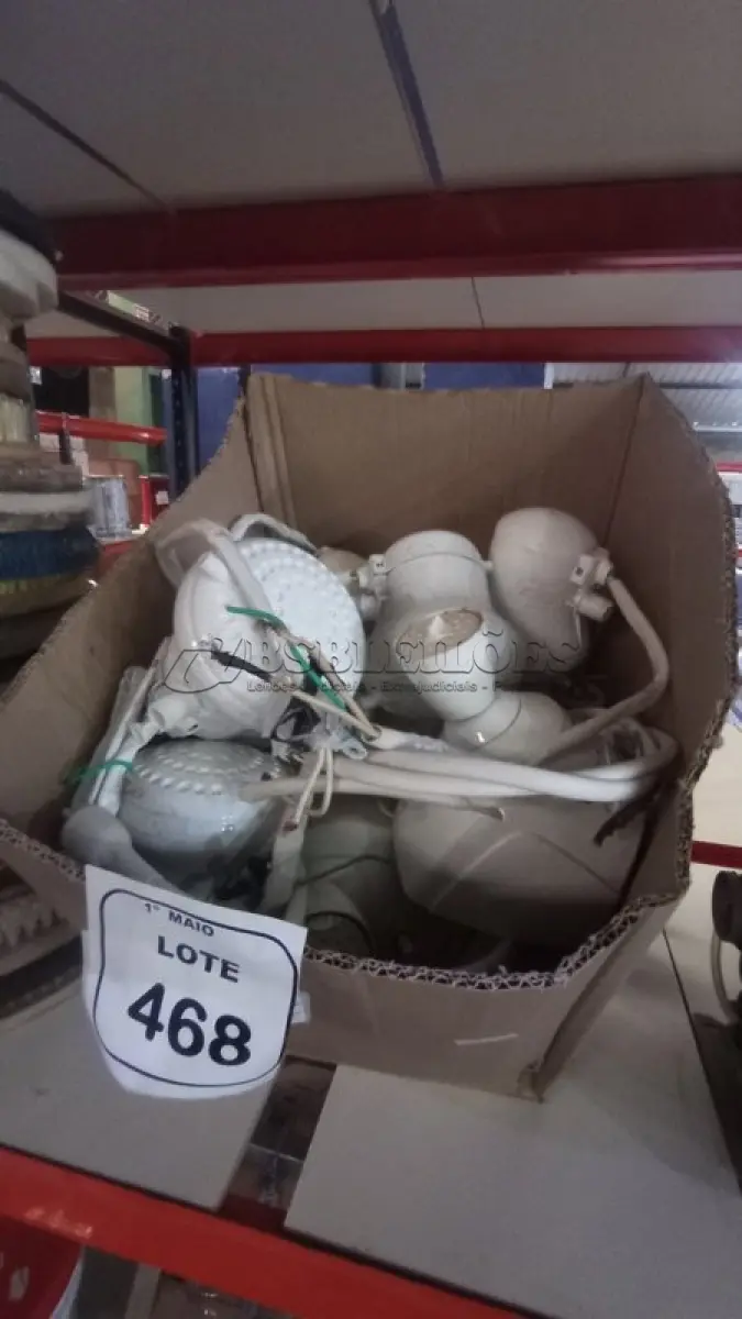LOTE 468 - 01 CAIXA COM VÁRIOS CHUVEIROS DE MARCAS E MODELOS DIVERSOS. (NO ESTADO) ATENÇÃO! FAZER A VISITAÇÃO ANTES DE ARREMATAR, NÃO SABEMOS SE FUNCIONA, LEILÃO NÃO TEM GARANTIA E NEM DEVOLUÇÃO, SUJEITO A POSSÍVEIS AVARIAS VISÍVEIS/OCULTAS E/OU AUSÊNCIA DE COMPONENTES.
