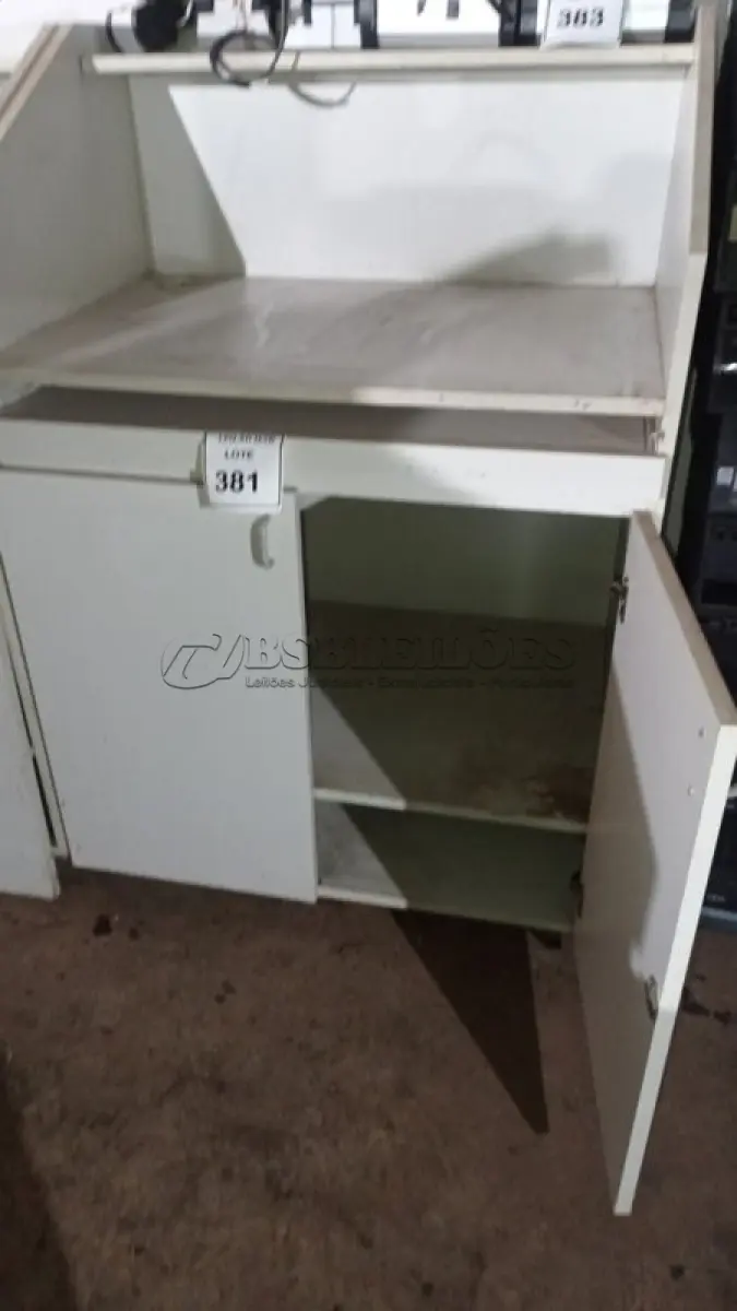 LOTE 381 - 02 BALCÕES EM MADEIRA PARA SALA DE AULA. (NO ESTADO) ATENÇÃO! FAZER A VISITAÇÃO ANTES DE ARREMATAR, NÃO SABEMOS SE FUNCIONA, LEILÃO NÃO TEM GARANTIA E NEM DEVOLUÇÃO, SUJEITO A POSSÍVEIS AVARIAS VISÍVEIS/OCULTAS E/OU AUSÊNCIA DE COMPONENTES.