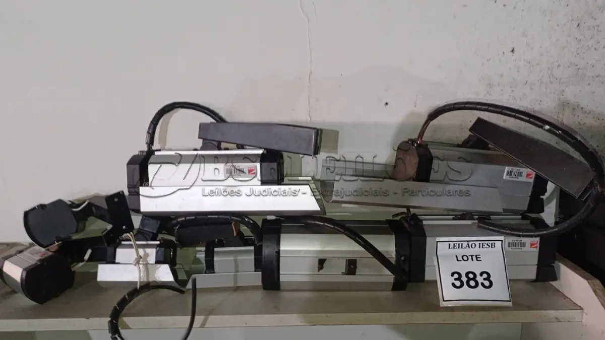 LOTE 383 - 08 CÂMERAS DE SEGURANÇAS. (NO ESTADO) ATENÇÃO! FAZER A VISITAÇÃO ANTES DE ARREMATAR, NÃO SABEMOS SE FUNCIONA, LEILÃO NÃO TEM GARANTIA E NEM DEVOLUÇÃO, SUJEITO A POSSÍVEIS AVARIAS VISÍVEIS/OCULTAS E/OU AUSÊNCIA DE COMPONENTES.