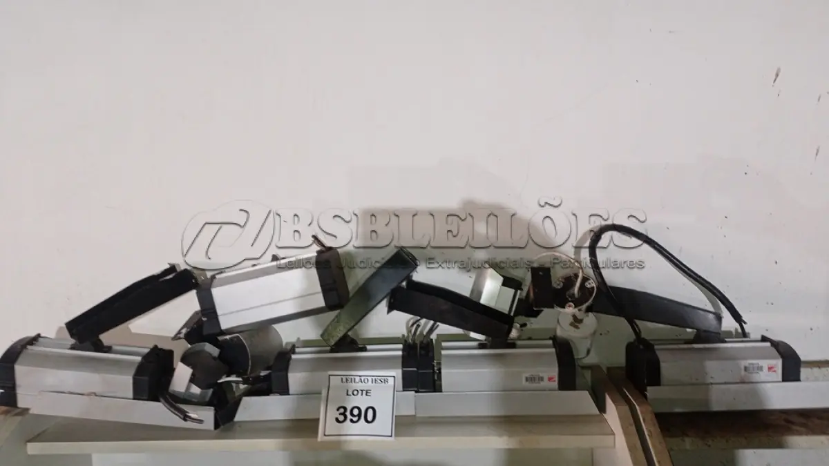 LOTE 390 - 07 CÂMERAS DE SEGURANÇA. (NO ESTADO) ATENÇÃO! FAZER A VISITAÇÃO ANTES DE ARREMATAR, NÃO SABEMOS SE FUNCIONA, LEILÃO NÃO TEM GARANTIA E NEM DEVOLUÇÃO, SUJEITO A POSSÍVEIS AVARIAS VISÍVEIS/OCULTAS E/OU AUSÊNCIA DE COMPONENTES.