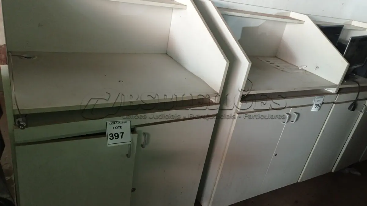 LOTE 397 - 02 BALCÕES EM MADEIRA PARA SALA DE AULA. (NO ESTADO) ATENÇÃO! FAZER A VISITAÇÃO ANTES DE ARREMATAR, NÃO SABEMOS SE FUNCIONA, LEILÃO NÃO TEM GARANTIA E NEM DEVOLUÇÃO, SUJEITO A POSSÍVEIS AVARIAS VISÍVEIS/OCULTAS E/OU AUSÊNCIA DE COMPONENTES.