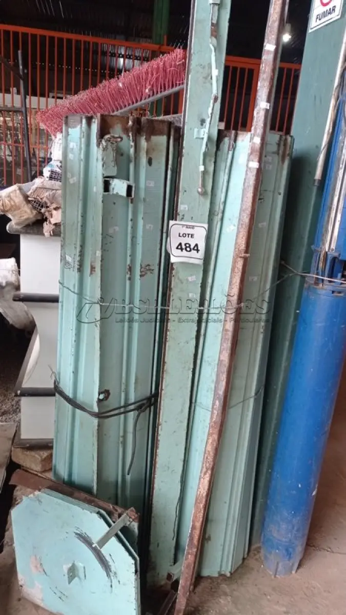 LOTE 484 - 01 PORTÃO DE ENROLAR DE AÇO DUPLO. (NO ESTADO) ATENÇÃO! FAZER A VISITAÇÃO ANTES DE ARREMATAR, NÃO SABEMOS SE FUNCIONA, LEILÃO NÃO TEM GARANTIA E NEM DEVOLUÇÃO, SUJEITO A POSSÍVEIS AVARIAS VISÍVEIS/OCULTAS E/OU AUSÊNCIA DE COMPONENTES.