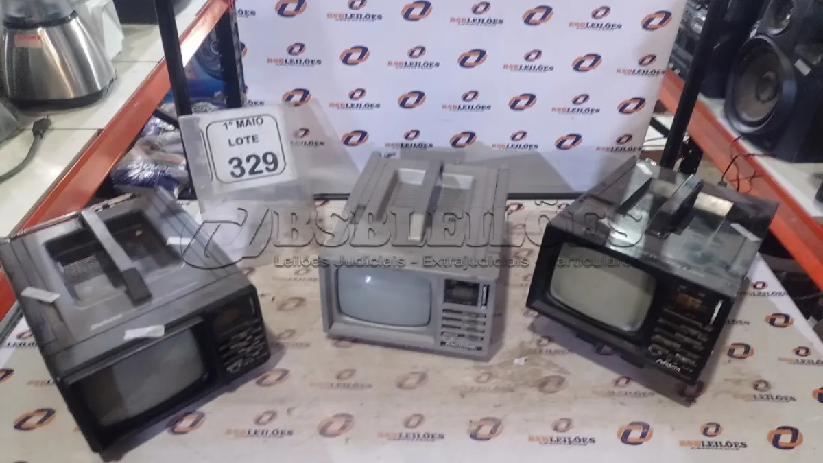 LOTE 329 - 03 TVS/RÁDIO PORTÁTEIS DE MARCAS E MODELOS DIVERSOS. (NO ESTADO) ATENÇÃO! FAZER A VISITAÇÃO ANTES DE ARREMATAR, NÃO SABEMOS SE FUNCIONA, LEILÃO NÃO TEM GARANTIA E NEM DEVOLUÇÃO, SUJEITO A POSSÍVEIS AVARIAS VISÍVEIS/OCULTAS E/OU AUSÊNCIA DE COMPONENTES.