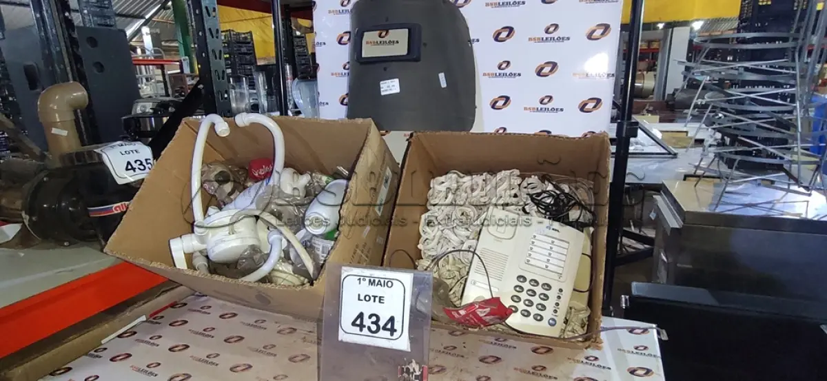 LOTE 434 - 01 CAIXA COM VÁRIAS TORNEIRAS, 01 MÁSCARA DE SOLDA, 01 TELEFONE FIXO E VÁRIAS PRESILHAS DE PLÁSTICO. (NO ESTADO) ATENÇÃO! FAZER A VISITAÇÃO ANTES DE ARREMATAR, NÃO SABEMOS SE FUNCIONA, LEILÃO NÃO TEM GARANTIA E NEM DEVOLUÇÃO, SUJEITO A POSSÍVEIS AVARIAS VISÍVEIS/OCULTAS E/OU AUSÊNCIA DE COMPONENTES.