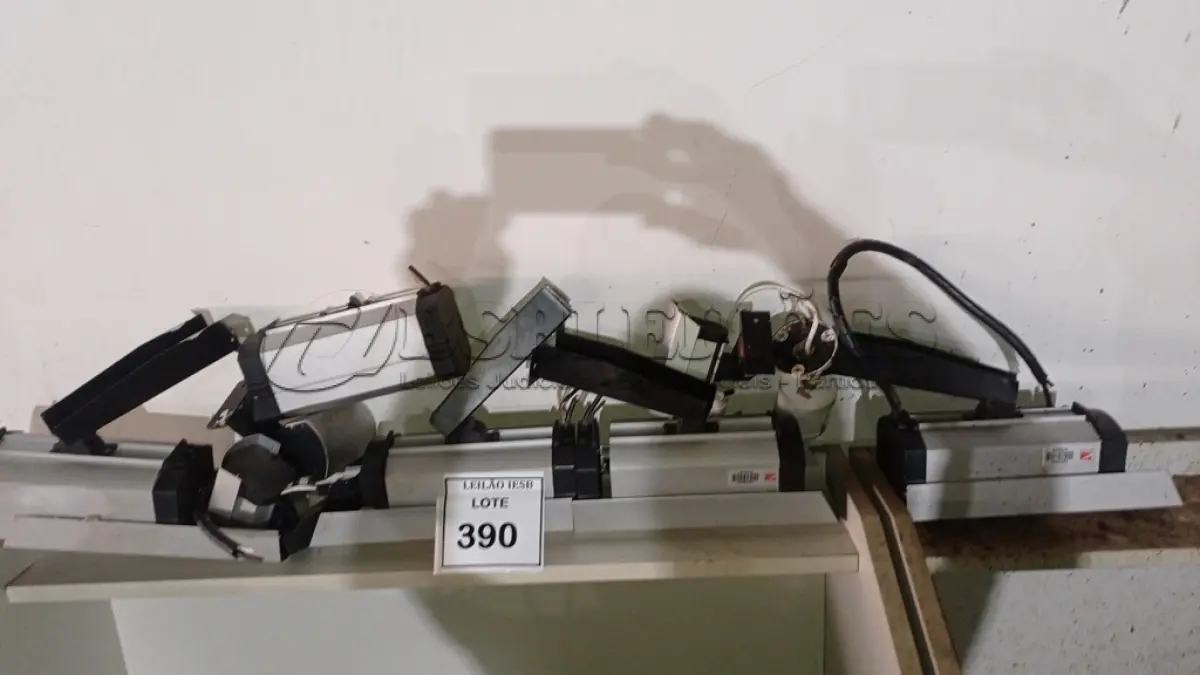 LOTE 390 - 07 CÂMERAS DE SEGURANÇA. (NO ESTADO) ATENÇÃO! FAZER A VISITAÇÃO ANTES DE ARREMATAR, NÃO SABEMOS SE FUNCIONA, LEILÃO NÃO TEM GARANTIA E NEM DEVOLUÇÃO, SUJEITO A POSSÍVEIS AVARIAS VISÍVEIS/OCULTAS E/OU AUSÊNCIA DE COMPONENTES.