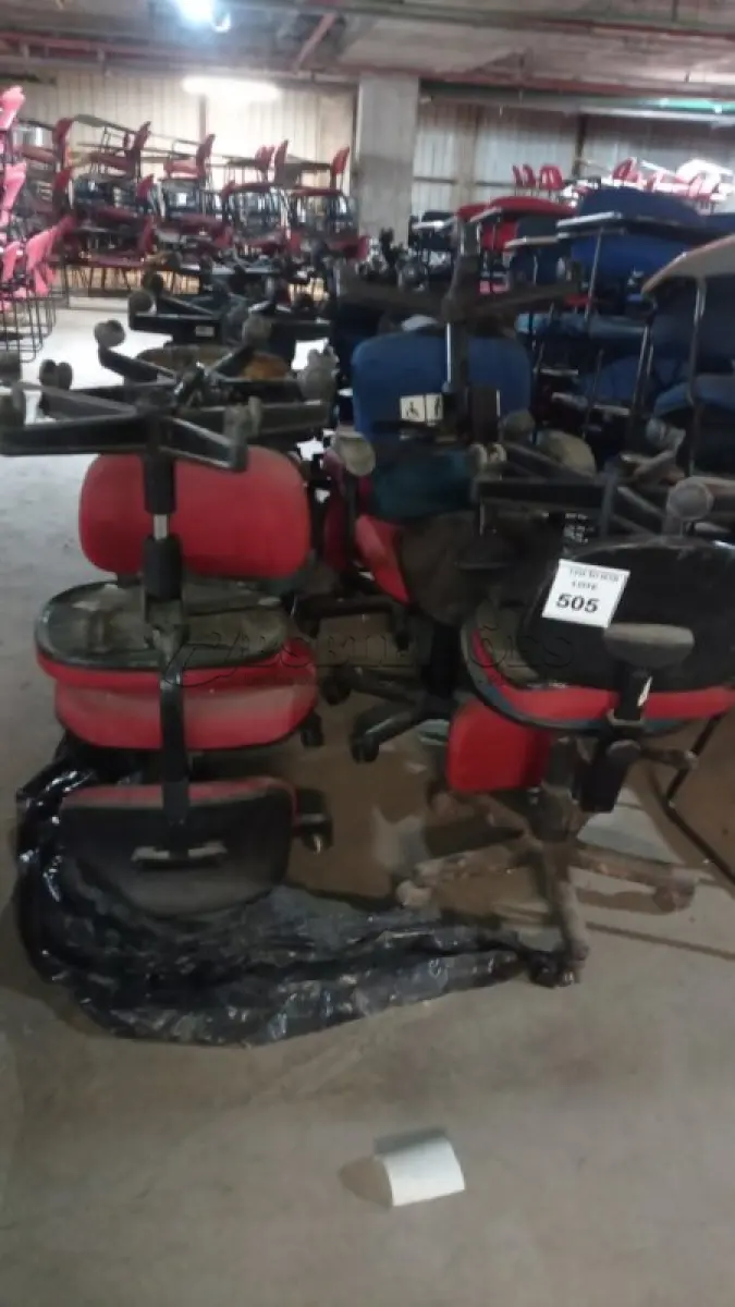 LOTE 505 - 28 CADEIRAS GIRATÓRIAS COM AVARIAS. (NO ESTADO) ATENÇÃO! FAZER A VISITAÇÃO ANTES DE ARREMATAR, NÃO SABEMOS SE FUNCIONA, LEILÃO NÃO TEM GARANTIA E NEM DEVOLUÇÃO, SUJEITO A POSSÍVEIS AVARIAS VISÍVEIS/OCULTAS E/OU AUSÊNCIA DE COMPONENTES.