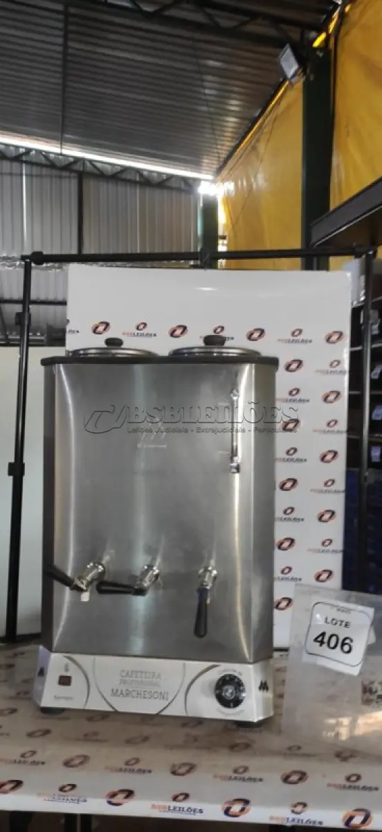LOTE 406 - 01 CAFETEIRA INDUSTRIAL EM INOX. (NO ESTADO) ATENÇÃO! FAZER A VISITAÇÃO ANTES DE ARREMATAR, NÃO SABEMOS SE FUNCIONA, LEILÃO NÃO TEM GARANTIA E NEM DEVOLUÇÃO, SUJEITO A POSSÍVEIS AVARIAS VISÍVEIS/OCULTAS E/OU AUSÊNCIA DE COMPONENTES.