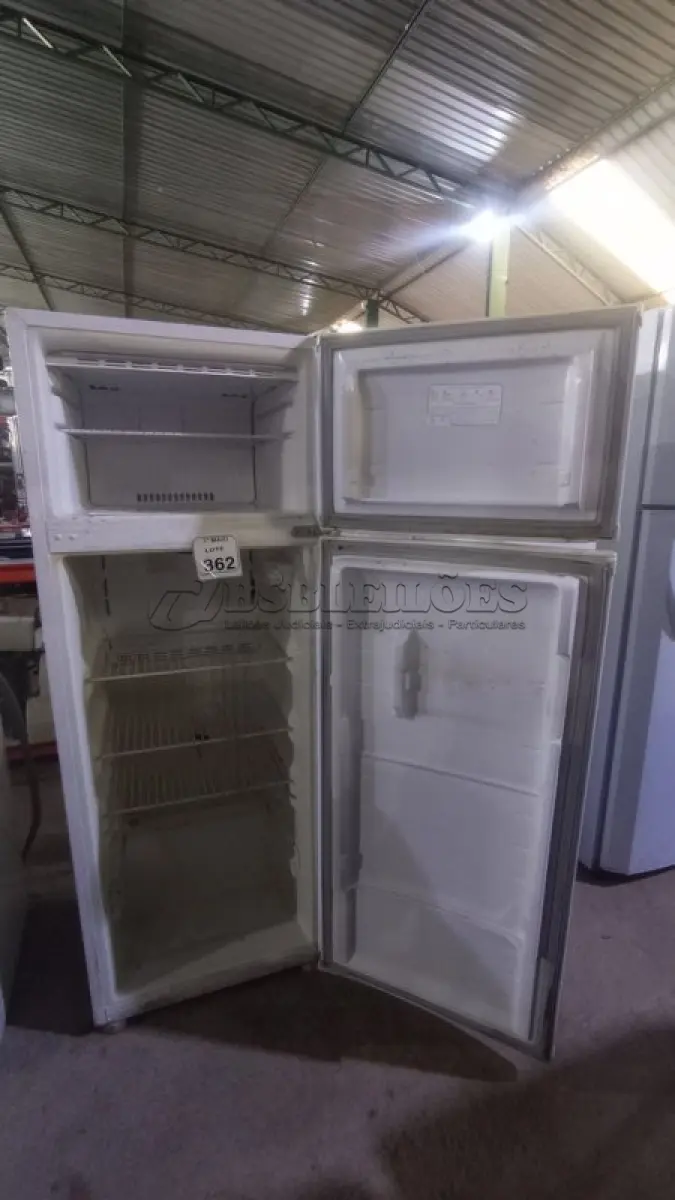 LOTE 362 - 01 GELADEIRA 220V MARCA CONSUL. (NO ESTADO) ATENÇÃO! FAZER A VISITAÇÃO ANTES DE ARREMATAR, NÃO SABEMOS SE FUNCIONA, LEILÃO NÃO TEM GARANTIA E NEM DEVOLUÇÃO, SUJEITO A POSSÍVEIS AVARIAS VISÍVEIS/OCULTAS E/OU AUSÊNCIA DE COMPONENTES.