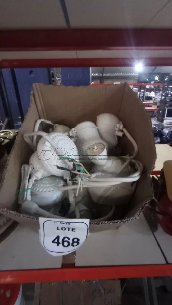 LOTE 468 - 01 CAIXA COM VÁRIOS CHUVEIROS DE MARCAS E MODELOS DIVERSOS. (NO ESTADO) ATENÇÃO! FAZER A VISITAÇÃO ANTES DE ARREMATAR, NÃO SABEMOS SE FUNCIONA, LEILÃO NÃO TEM GARANTIA E NEM DEVOLUÇÃO, SUJEITO A POSSÍVEIS AVARIAS VISÍVEIS/OCULTAS E/OU AUSÊNCIA DE COMPONENTES.