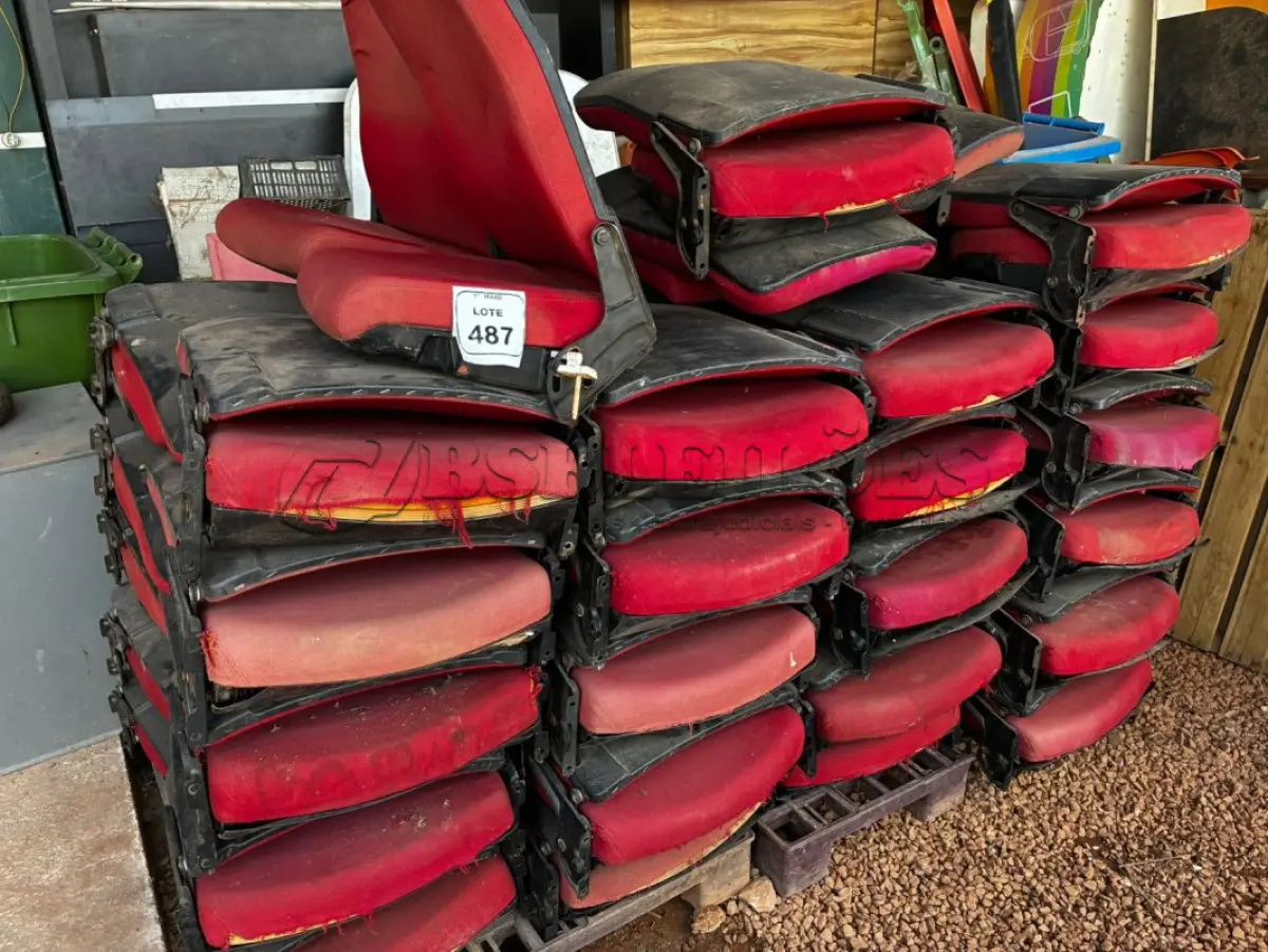 LOTE 487 - 01 LOTE COM GRANDE QUANTIDADE DE POLTRONAS DE ARQUIBANCADA NA COR VERMELHAS. (NO ESTADO) ATENÇÃO! FAZER A VISITAÇÃO ANTES DE ARREMATAR, NÃO SABEMOS SE FUNCIONA, LEILÃO NÃO TEM GARANTIA E NEM DEVOLUÇÃO, SUJEITO A POSSÍVEIS AVARIAS VISÍVEIS/OCULTAS E/OU AUSÊNCIA DE COMPONENTES.