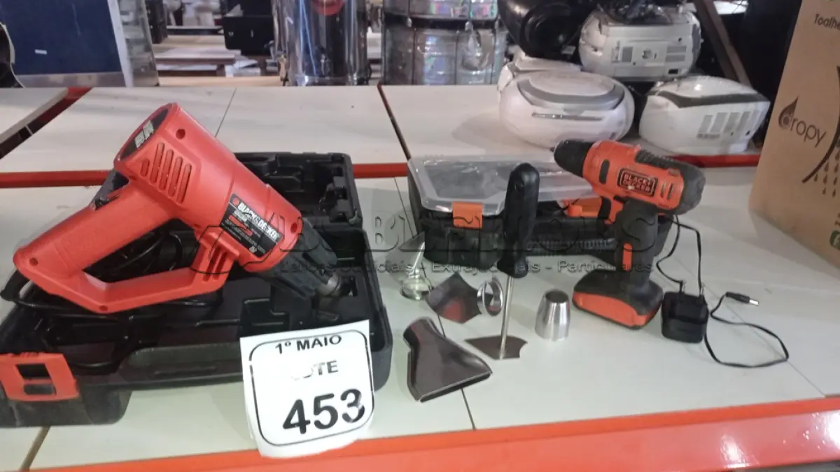 LOTE 453 - 01 PARAFUSADEIRA A BATERIA 12V MARCA BLACK DECKER E 01 SOPRADOR TÉRMICO ELÉTRICO MARCA BLACK DECKER. (NO ESTADO) ATENÇÃO! FAZER A VISITAÇÃO ANTES DE ARREMATAR, NÃO SABEMOS SE FUNCIONA, LEILÃO NÃO TEM GARANTIA E NEM DEVOLUÇÃO, SUJEITO A POSSÍVEIS AVARIAS VISÍVEIS/OCULTAS E/OU AUSÊNCIA DE COMPONENTES.