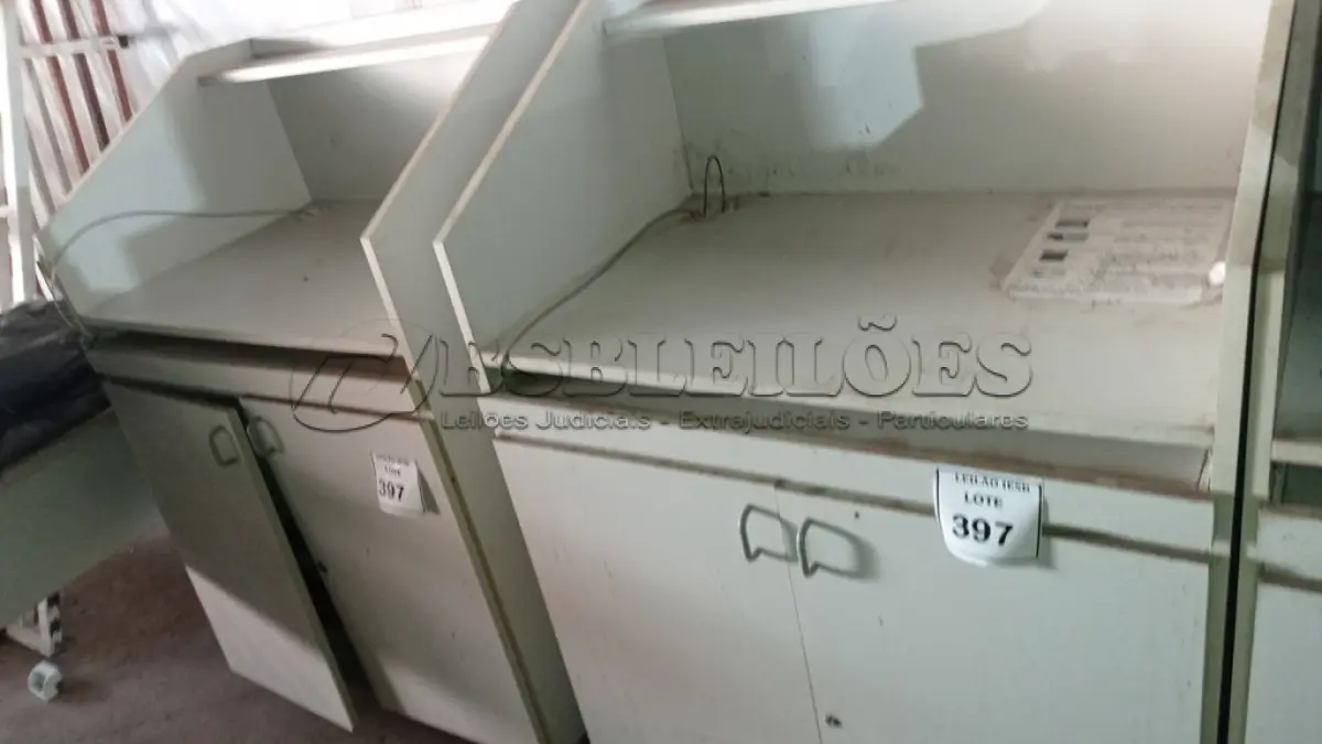 LOTE 397 - 02 BALCÕES EM MADEIRA PARA SALA DE AULA. (NO ESTADO) ATENÇÃO! FAZER A VISITAÇÃO ANTES DE ARREMATAR, NÃO SABEMOS SE FUNCIONA, LEILÃO NÃO TEM GARANTIA E NEM DEVOLUÇÃO, SUJEITO A POSSÍVEIS AVARIAS VISÍVEIS/OCULTAS E/OU AUSÊNCIA DE COMPONENTES.
