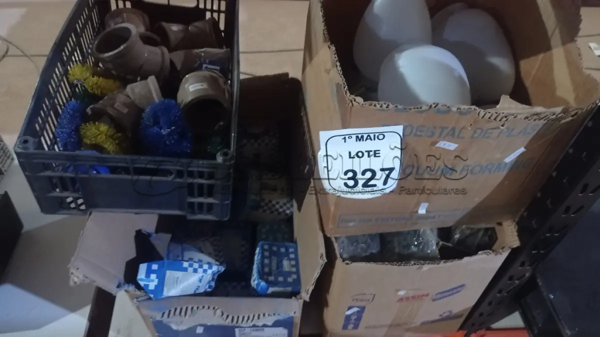 LOTE 327 - 01 LOTE COM GRANDE QUANTIDADE DE ESPELHOS DE TOMADAS, CURVAS HIDRÁULICAS, ESCOVAS LIMPA CUBO E TINTA XADREZ EM PÓ. (NO ESTADO) ATENÇÃO! FAZER A VISITAÇÃO ANTES DE ARREMATAR, NÃO SABEMOS SE FUNCIONA, LEILÃO NÃO TEM GARANTIA E NEM DEVOLUÇÃO, SUJEITO A POSSÍVEIS AVARIAS VISÍVEIS/OCULTAS E/OU AUSÊNCIA DE COMPONENTES.