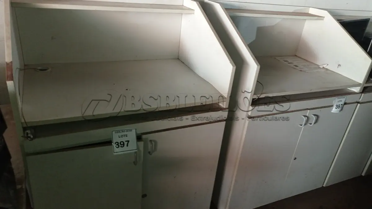 LOTE 397 - 02 BALCÕES EM MADEIRA PARA SALA DE AULA. (NO ESTADO) ATENÇÃO! FAZER A VISITAÇÃO ANTES DE ARREMATAR, NÃO SABEMOS SE FUNCIONA, LEILÃO NÃO TEM GARANTIA E NEM DEVOLUÇÃO, SUJEITO A POSSÍVEIS AVARIAS VISÍVEIS/OCULTAS E/OU AUSÊNCIA DE COMPONENTES.
