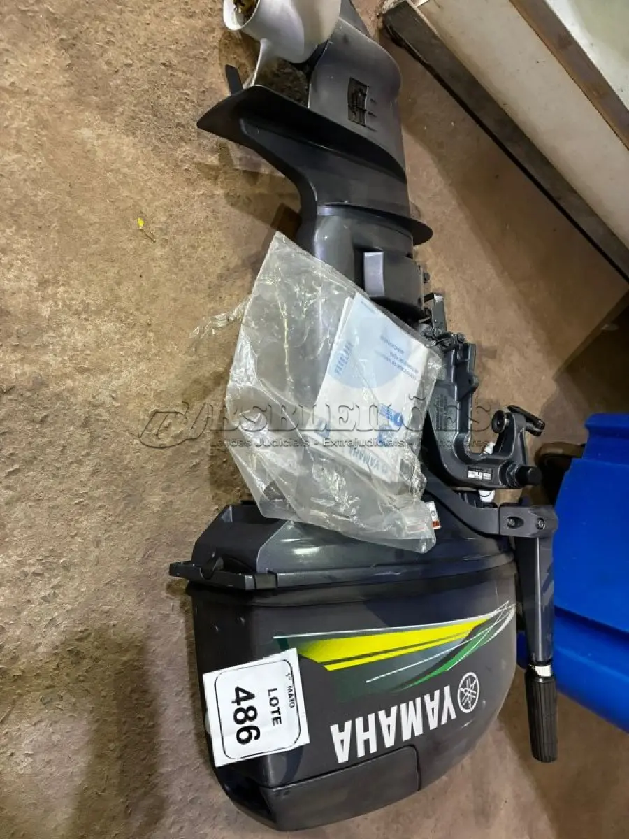 LOTE 486 - 01 MOTOR DE POPA DE 30HP SEM TANQUE DE GASOLINA DE 24L MARCA YAMAHA. (NO ESTADO) ATENÇÃO! FAZER A VISITAÇÃO ANTES DE ARREMATAR, NÃO SABEMOS SE FUNCIONA, LEILÃO NÃO TEM GARANTIA E NEM DEVOLUÇÃO, SUJEITO A POSSÍVEIS AVARIAS VISÍVEIS/OCULTAS E/OU AUSÊNCIA DE COMPONENTES.
