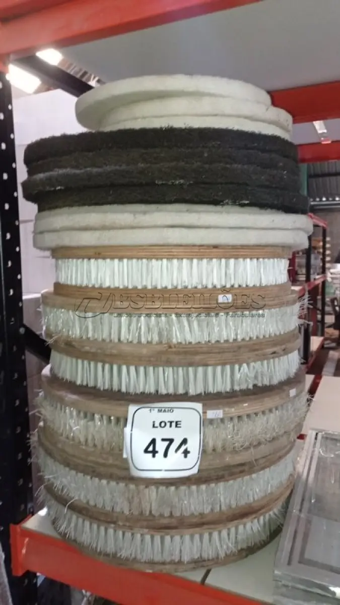 LOTE 474 - 01 LOTE COM VÁRIAS ESCOVAS DE ENCERADEIRA DE TAMANHO DIVERSOS. (NO ESTADO) ATENÇÃO! FAZER A VISITAÇÃO ANTES DE ARREMATAR, NÃO SABEMOS SE FUNCIONA, LEILÃO NÃO TEM GARANTIA E NEM DEVOLUÇÃO, SUJEITO A POSSÍVEIS AVARIAS VISÍVEIS/OCULTAS E/OU AUSÊNCIA DE COMPONENTES.