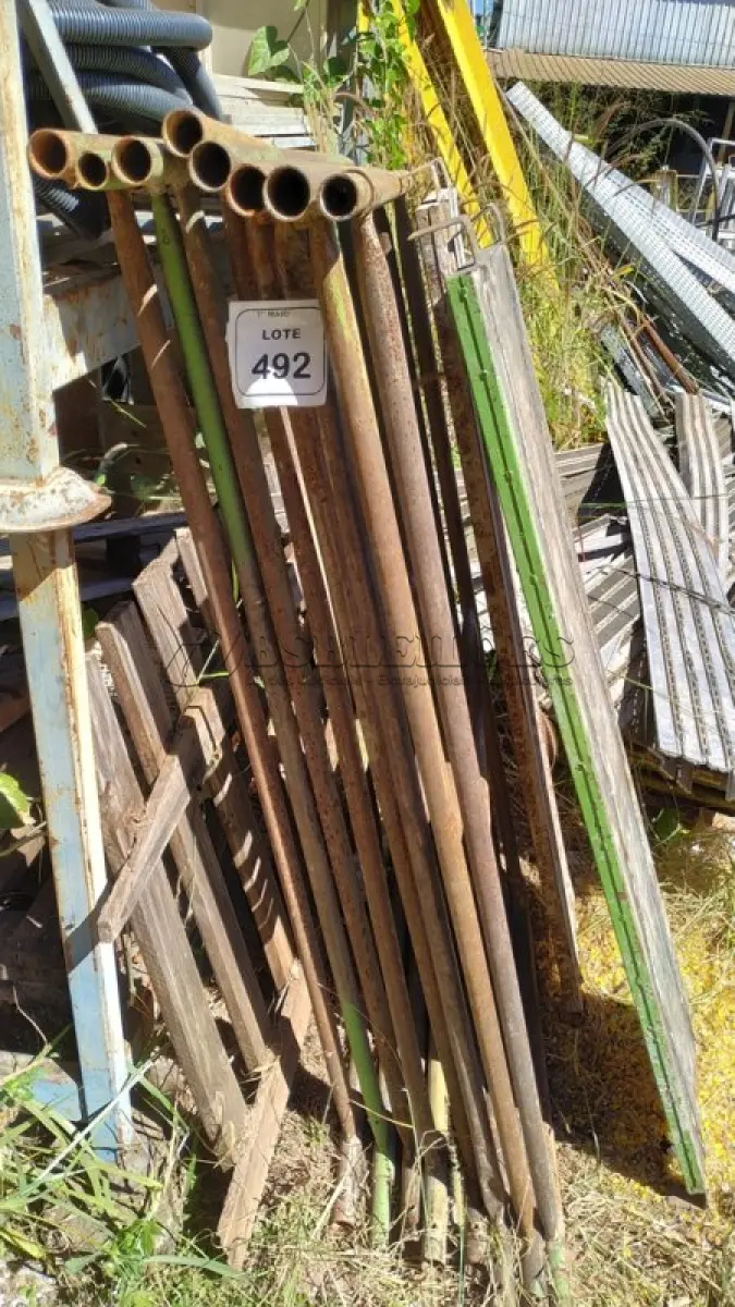LOTE 492 - 08 PEÇAS DE ANDAIME COM 02 PLATAFORMAS.(NO ESTADO) ATENÇÃO! FAZER A VISITAÇÃO ANTES DE ARREMATAR, NÃO SABEMOS SE FUNCIONA, LEILÃO NÃO TEM GARANTIA E NEM DEVOLUÇÃO, SUJEITO A POSSÍVEIS AVARIAS VISÍVEIS/OCULTAS E/OU AUSÊNCIA DE COMPONENTES.