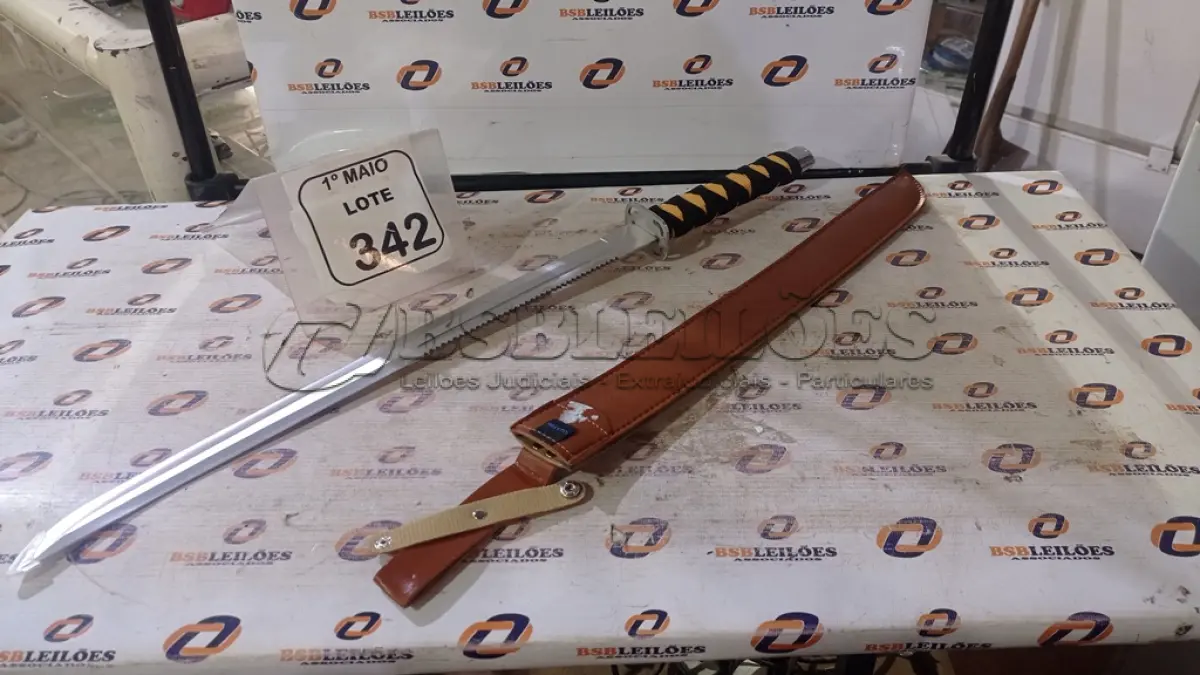 LOTE 342 - 01 FACÃO TIPO KATANA COM LÂMINA DE 50CM. (NO ESTADO) ATENÇÃO! FAZER A VISITAÇÃO ANTES DE ARREMATAR, NÃO SABEMOS SE FUNCIONA, LEILÃO NÃO TEM GARANTIA E NEM DEVOLUÇÃO, SUJEITO A POSSÍVEIS AVARIAS VISÍVEIS/OCULTAS E/OU AUSÊNCIA DE COMPONENTES.