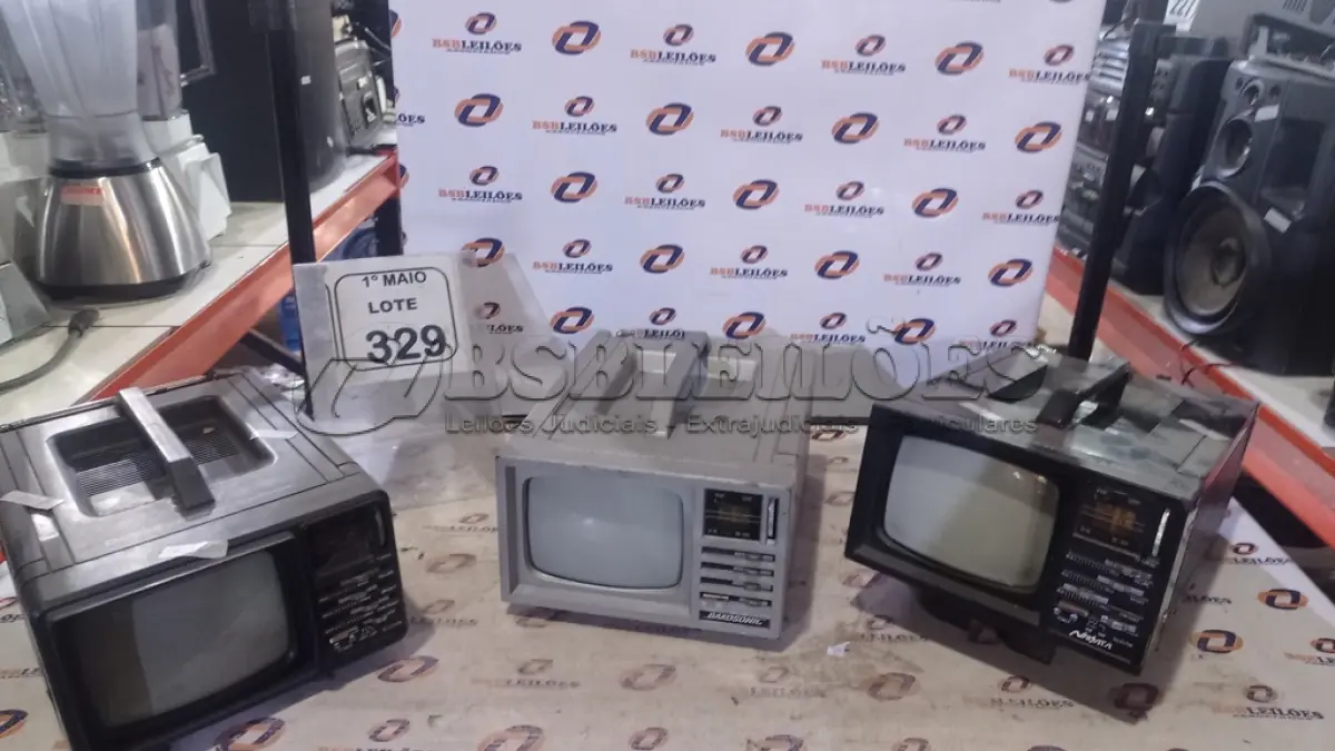 LOTE 329 - 03 TVS/RÁDIO PORTÁTEIS DE MARCAS E MODELOS DIVERSOS. (NO ESTADO) ATENÇÃO! FAZER A VISITAÇÃO ANTES DE ARREMATAR, NÃO SABEMOS SE FUNCIONA, LEILÃO NÃO TEM GARANTIA E NEM DEVOLUÇÃO, SUJEITO A POSSÍVEIS AVARIAS VISÍVEIS/OCULTAS E/OU AUSÊNCIA DE COMPONENTES.