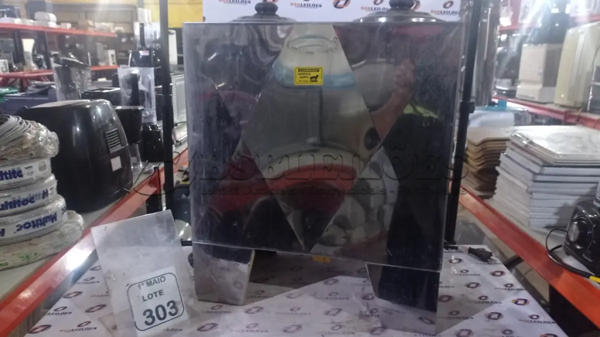 LOTE 303 - 01 CAFETEIRA INDUSTRIAL EM INOX. (NO ESTADO) ATENÇÃO! FAZER A VISITAÇÃO ANTES DE ARREMATAR, NÃO SABEMOS SE FUNCIONA, LEILÃO NÃO TEM GARANTIA E NEM DEVOLUÇÃO, SUJEITO A POSSÍVEIS AVARIAS VISÍVEIS/OCULTAS E/OU AUSÊNCIA DE COMPONENTES.